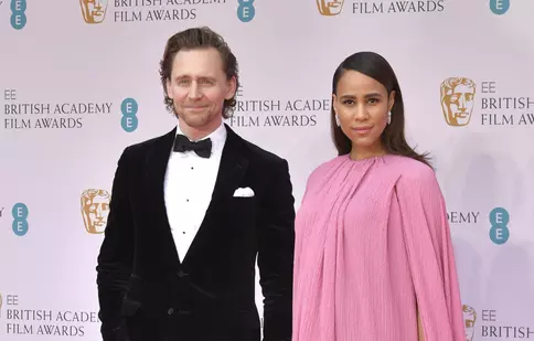 Tom Hiddleston și Zawe Ashton vor deveni părinți pentru prima dată! Primele imagini cu burtica de graviduță