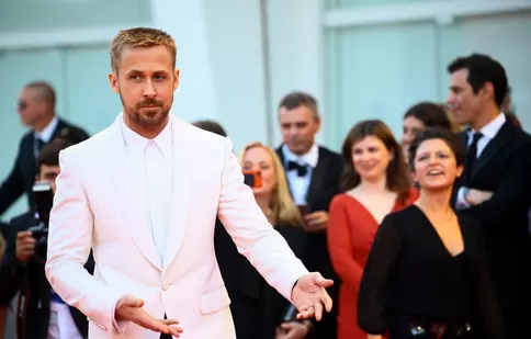 A apărut prima fotografie cu Ryan Gosling în rolul lui Ken din „Barbie”. Cum s-a transformat actorul