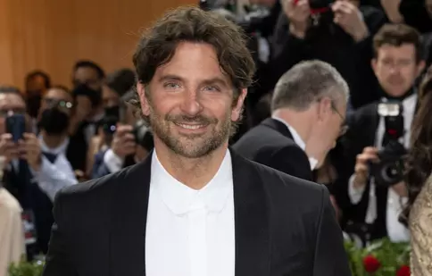 Bradley Cooper are o nouă iubită. Fostul ei soț a fost condamnat la închisoare
