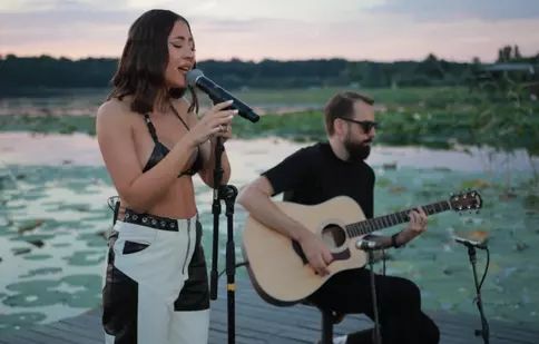 Nicole Cherry, apariție senzuală printre TikTok-eri. Cântăreața a fost invitată în Buzz House