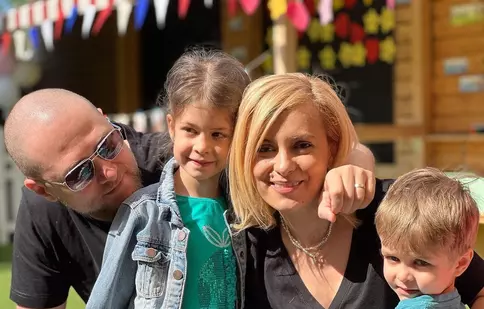 Simona Gherghe, momente tensionate în Grecia. Prezentatoarea TV a avut nevoie de ajutorul medicilor pentru fetița ei