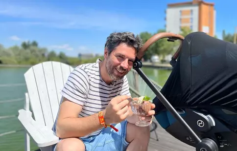 Alex Dima, imagine adorabilă cu bebelușul lui. Vedeta Pro TV a plecat în vacanță. „Un fel de concediu, cu vreo 4-5 treziri pe noapte”
