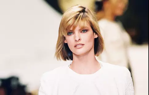 Linda Evangelista, prima apariție în Vogue după dezvăluirile că o procedură estetică i-a „deformat” chipul. Cum și-a ascuns defectele