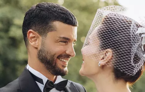 Actorul turc Berk Oktay s-a căsătorit din nou. Cine este noua lui soție