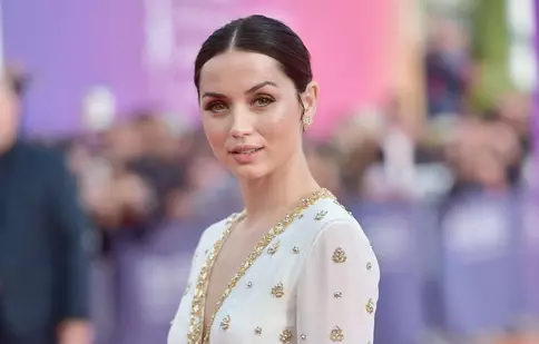 Ana de Armas le-a dat „block” foștilor iubiți! Look-ul de infarct cu care actrița a încins internetul la piscină