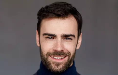Cine este iubita lui Denis Hanganu, actorul din serialul „Clanul”. „Totul a început în timpul unei veri ca nicio alta”
