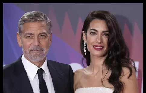 George și Amal Clooney au atras atenția în Veneția. Cei doi nu și-au ascuns gesturile tandre în public