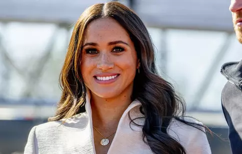 „Am fost fata din `Costume`”: Meghan Markle a ținut primul discurs în Marea Britanie în doi ani, după ce ea și Prințul Harry au renunțat la îndatoririle regale