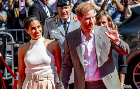 Prințul Harry „e disperat și se agață de Meghan Markle ca o plută de salvare”. De unde vin noile declarații explozive