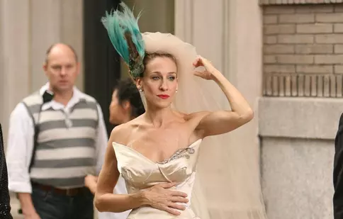 Sarah Jessica Parker, din nou în rochia de mireasă a lui Carrie Bradshaw. Ținuta a fost reinterpretată pentru sezonul 2 din „And Just Like That”