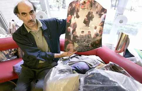 Iranianul care a inspirat pelicula „Terminalul”, cu Tom Hanks în rolul principal, a murit. Merhan Karimi Nasseri a locuit timp de 18 ani într-un aeroport