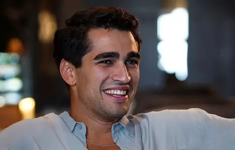 Cine este Mert Ramazan Demir, actorul care face furori la turci cu serialul „Yali Çapkini”. Îl putem vedea și la Netflix