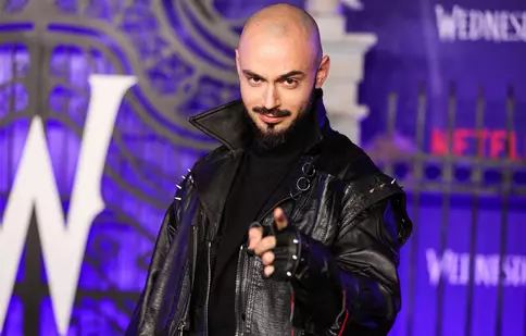 Victor Dorobanțu, Thing din „Wednesday”, și-a cerut iubita în căsătorie. Cum arată inelul pe care l-a ales