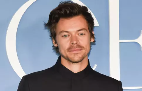 Lui Harry Styles i s-au rupt pantalonii pe scenă, în timpul unui concert. Ce-a făcut artistul ca să rezolve situația
