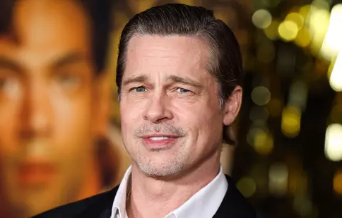 Brad Pitt și iubita lui, surprinși în ipostaze tandre. Ines de Ramon a rămas topless lângă celebrul actor