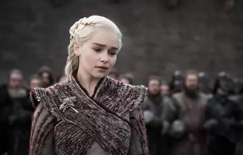 Emilia Clarke, îngrozită de scenele intime cu Jason Momoa din „Game of Thrones”. „Nu știam că trebuia să joc goală”