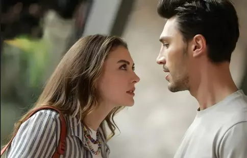 „Îndrăgostiți din interes”, un nou serial turcesc de succes la Acasă TV. Cine sunt actorii principali