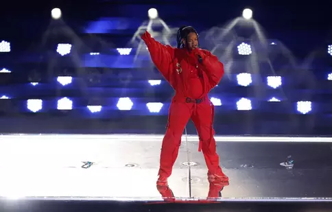 Rihanna, bebe nr.2! Artista și-a afișat burtica de gravidă în timpul show-ului de la SuperBowl