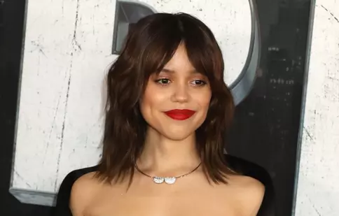 Jenna Ortega, accident vestimentar pe covorul roșu, în Los Angeles. Ce s-a întâmplat cu ținuta actriței