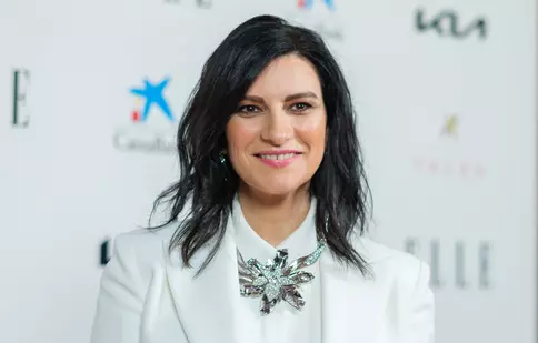 Laura Pausini și Paolo Carta s-au căsătorit, după 18 ani de relație. Primele imagini de la nuntă
