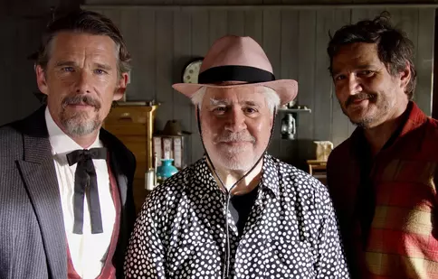 Scurtmetrajul western al lui Pedro Almodóvar, cu Ethan Hawke și Pedro Pascal, va avea premiera la Cannes 2023