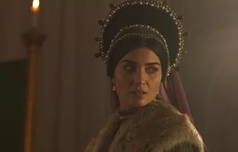 Ce mai face actrița Tuba Büyüküstün, pe care o puteți vedea la Netflix în mai multe producții