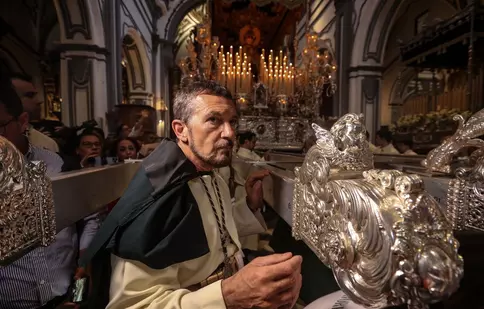Antonio Banderas, în haine monahale pe străzile din Malaga. Actorul a condus procesiunea de Florii
