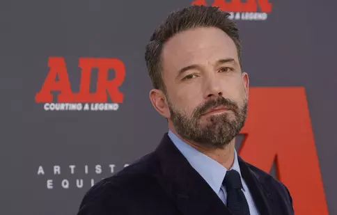 Ben Affleck, surprins cu verighetă pe deget, la trei luni de la divorțul oficial de Jennifer Lopez. Care este explicația