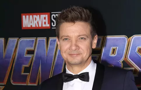 Jeremy Renner, prima apariție pe covorul roșu după accidentul tragic. A fost însoțit de fiica lui în vârstă de 10 ani