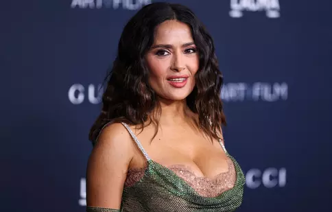 Salma Hayek, ședință foto la plajă. Actrița de 57 de ani s-a fotografiat în costum de baie