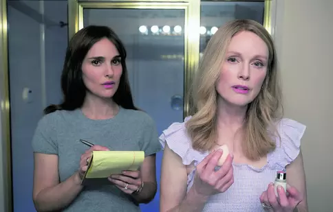 Provocatorul film „May December, cu Natalie Portman și Julianne Moore, a fost cumpărat de Netflix