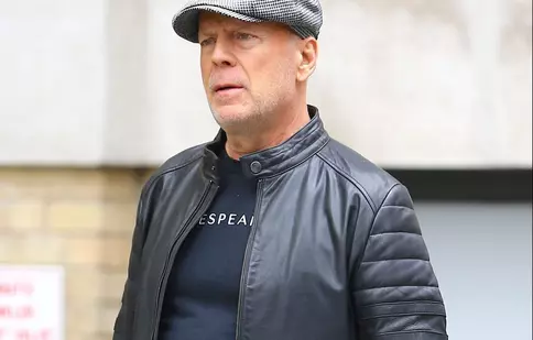 Noi imagini cu Bruce Willis. Actorul a fost surprins alături de îngrijitorul său, la plimbare în Los Angeles. Ce au remarcat fanii