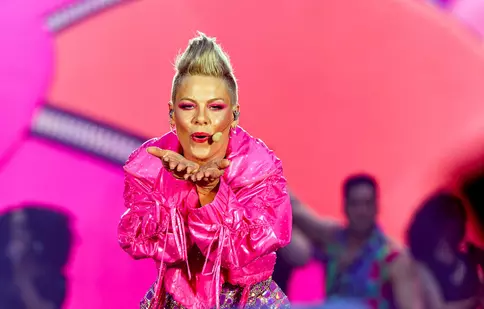 Pink, în lacrimi de fericire după ce fiica ei a urcat pe scenă alături de ea. Imaginile emoționante publicate de soțul artistei
