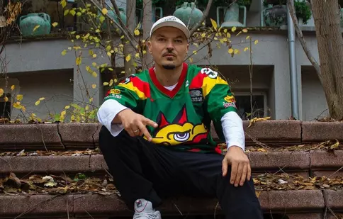 Puya se împarte între viața de artist și cea de agricultor. Și-a construit o casă de poveste la țară: „Are și beci și vedere la lac, tot dichisul”