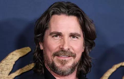 Christian Bale, un nou rol cameleonic. Actorul s-a transformat complet pentru filmul „Madden”. Imagini de pe platoul de filmare