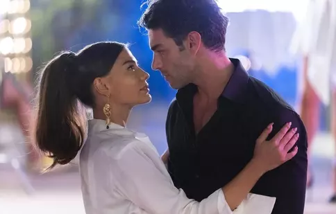 Demet Özdemir s-a întors la Netflix cu Tactici în dragoste 2. Comedia romantică a intrat pe platformă