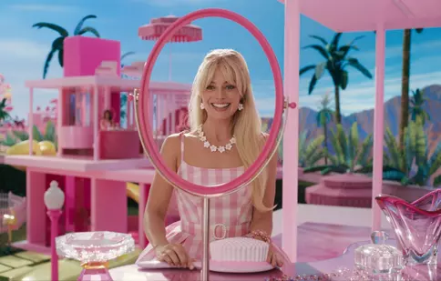 Review. „Barbie”, înainte și după izgonirea din Barbie Land