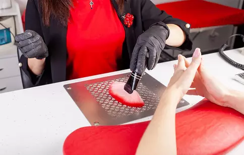 Avantajele unui sprijin pentru încheietura mâinii pe o masă de manichiură cu aspirator praf de unghii