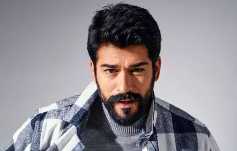 Burak Özçivit a bătut din nou palma cu gigantul Netflix. Tot ce știm despre noul proiect al actorului turc