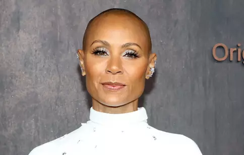 Jada Pinkett Smith, fericită că părul ei continuă să crească. Soția lui Will Smith s-a vopsit roz