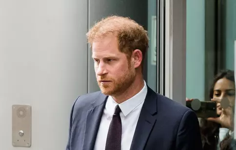 Prințul Harry și lupta cu oglinda din Los Angeles. «Crezi că arăt bine?» – întrebarea care bântuie căsnicia ducilor de Sussex