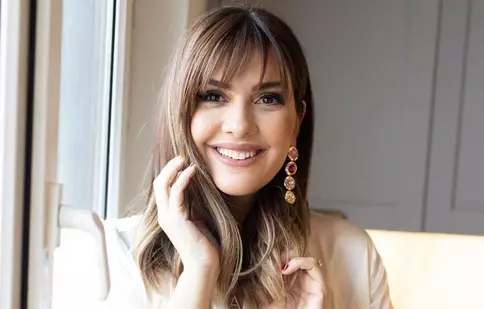 Bergüzar Korel a acceptat să se facă blondă de dragul unui rol. Cum arată acum actrița