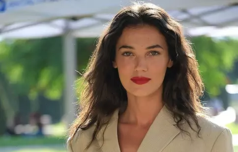 Cine este Pinar Deniz, Ceylin din serialul „Secrete de familie” de la Kanal D. A pozat pentru Vogue