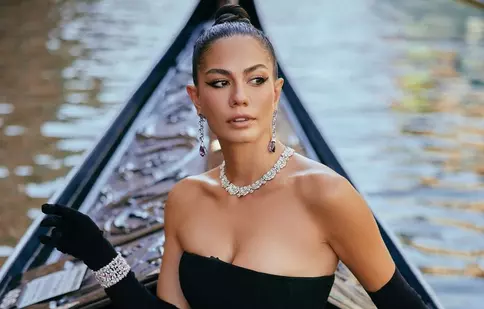 Cum își croiește Demet Özdemir propriul drum, dincolo de ecran: „Faptul că femeile mă apreciază mă face să mă simt puternică”