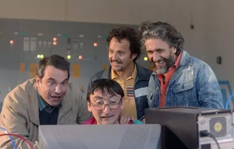Comedia „Încă două lozuri” va fi disponibilă și pe Netflix. Dragoș Bucur are un rol care promite să aducă hohote de râs