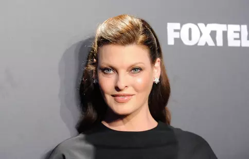 Linda Evangelista, prima apariție publică după 9 ani de tăcere. Fotomodelul a fost victima unei proceduri cosmetice nereușite