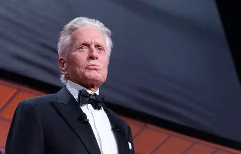 Michael Douglas îşi publică memoriile: o poveste „brută şi cuprinzătoare” despre faimă şi alegeri. „Viaţa reală, nu cifre de box office”