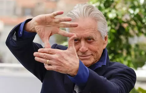 Michael Douglas candidează la titlul de Cel mai sexy bunic în viață. Cine a mai fost nominalizat