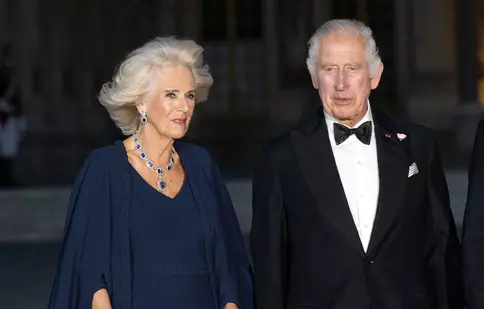 Regele Charles, discurs în onoarea părinților lui, la Palatul Versailles. Camilla a avut o apariție strălucitoare