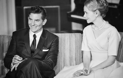 Netflix a lansat posterul oficial pentru filmul Maestro. Imaginea superbă cu Bradley Cooper și Carey Mulligan